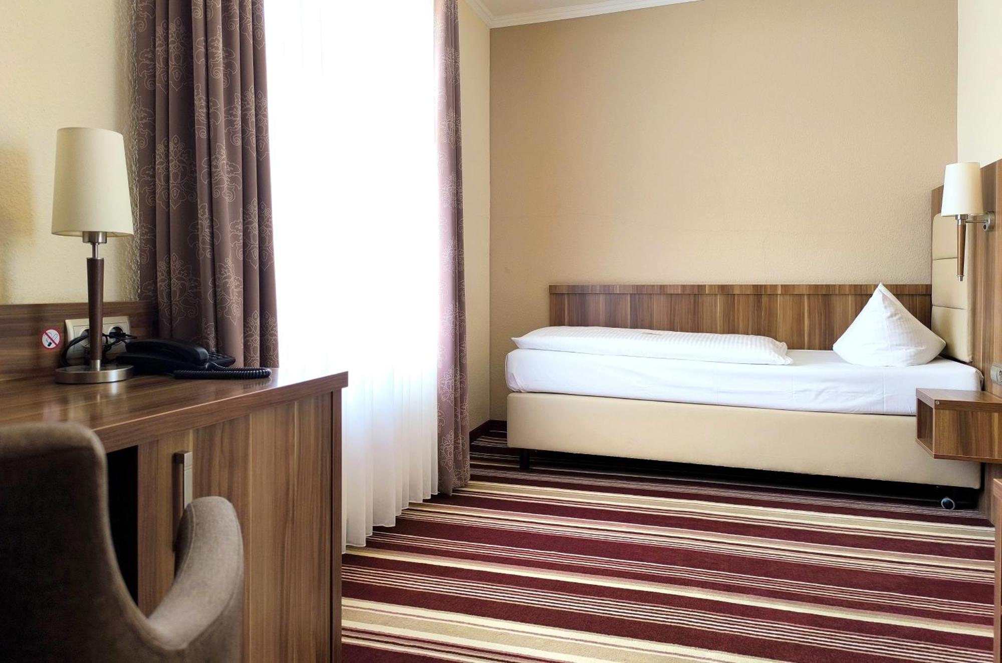 Hotel Burgas Штасфурт Экстерьер фото