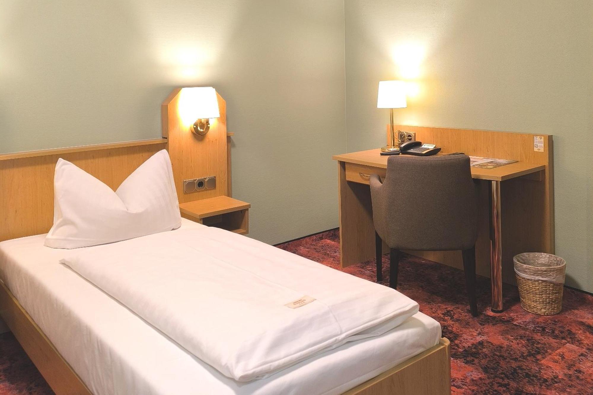 Hotel Burgas Штасфурт Экстерьер фото